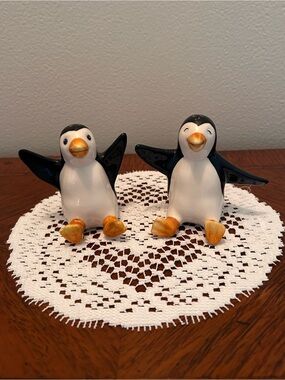 EUC Whimsical Ceramic Penguin Salt & Pepper Shaker Set Adorable Coastal Kitchen